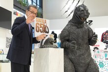 左から宝田明、ゴジラ。