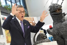 左から宝田明、ゴジラ。