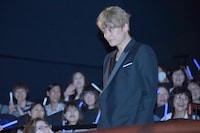 客席通路を歩いて登場した香取慎吾。