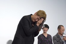 スタッフにタオルを借り、汗を拭う香取慎吾。