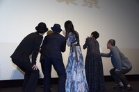 客席をバックに自撮りをする登壇者たち。