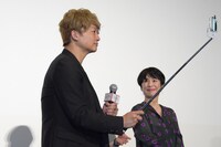 自撮り棒を手にした香取慎吾。