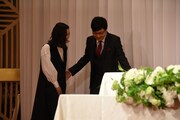 蒼井優（左）をエスコートする山里亮太（右）。