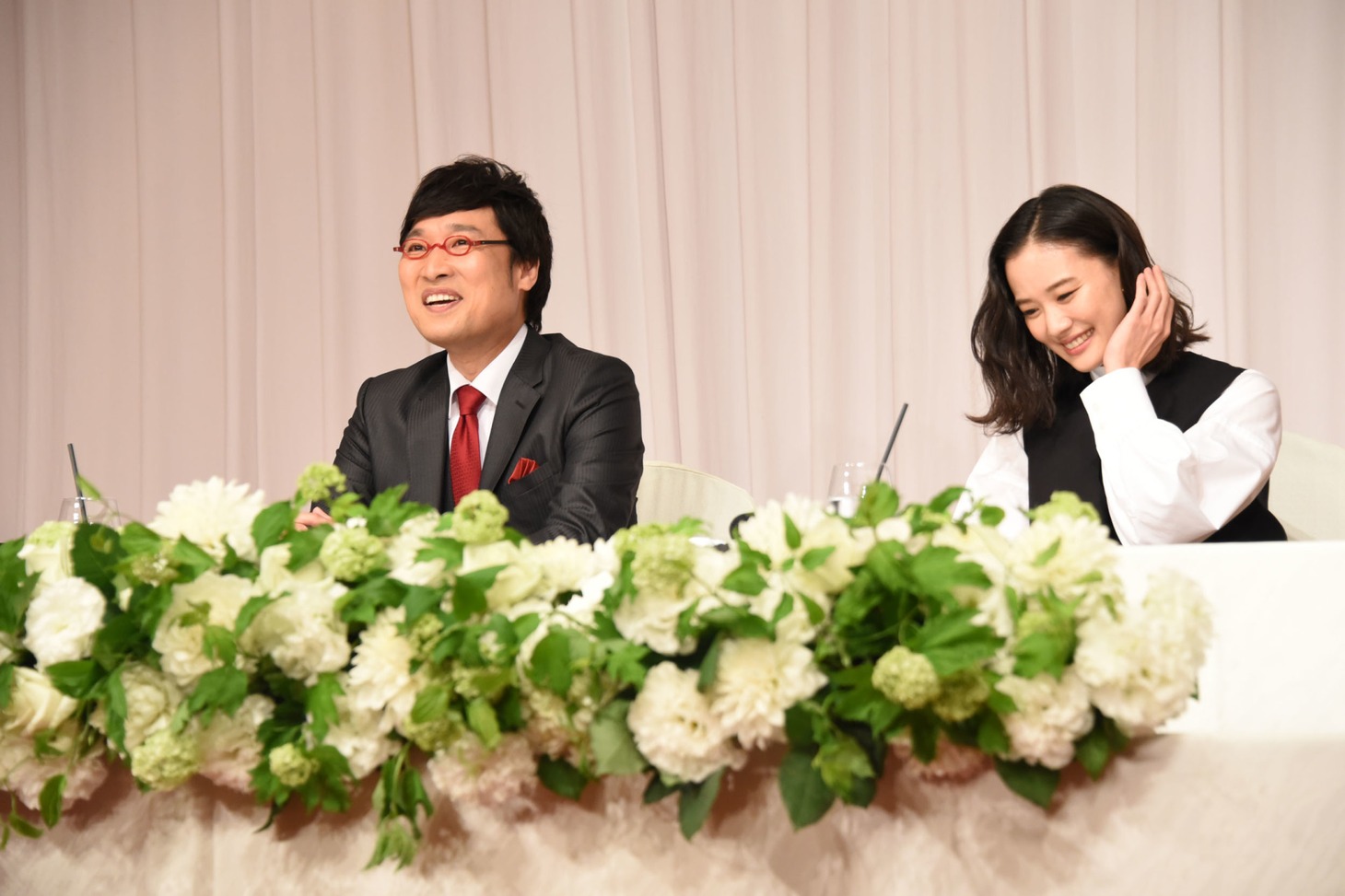 左から山里亮太、蒼井優。