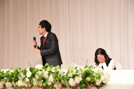 緊張する山里亮太（左）と、爆笑する蒼井優（右）。