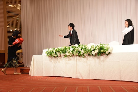 山崎静代（左）の乱入時の様子。