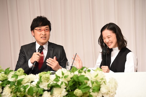 左から山里亮太、蒼井優。