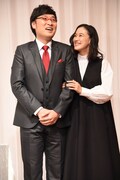左から山里亮太、蒼井優。