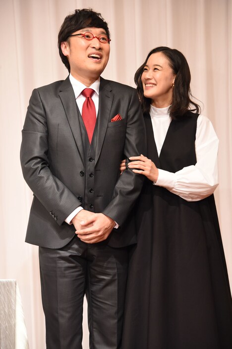 左から山里亮太、蒼井優。