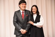 左から山里亮太、蒼井優。