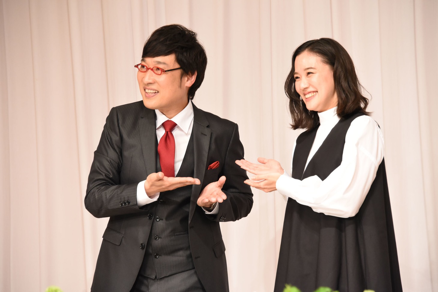左から山里亮太、蒼井優。