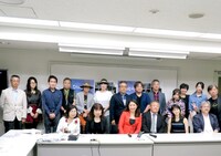 「ひとりじゃない」記者会見の様子。