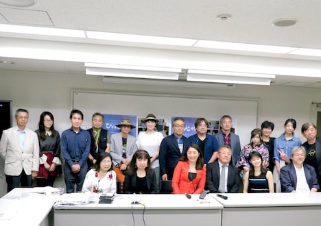 「ひとりじゃない」記者会見の様子。