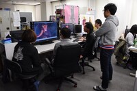 「劇場版 誰ガ為のアルケミスト」の映像をチェックするスタッフたち。