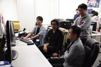 「劇場版 誰ガ為のアルケミスト」制作の様子。河森正治（中央）と高橋正典（手前）。