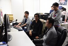 「劇場版 誰ガ為のアルケミスト」制作の様子。河森正治（中央）と高橋正典（手前）。