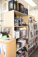 サテライトのオフィスに並ぶフィギュアや資料。