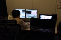 「劇場版 誰ガ為のアルケミスト」編集作業の様子。