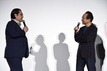 小手伸也（左）をいじる小日向文世（右）。