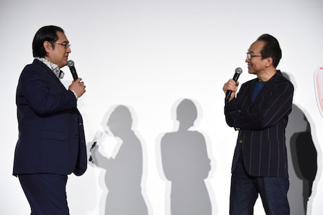 小手伸也(左)をいじる小日向文世(右)。