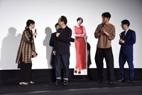 長澤まさみ（左）の登場に驚く登壇者たち。