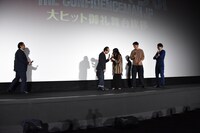 長澤まさみ（中央）にいじられ距離を取る小手伸也（左）。