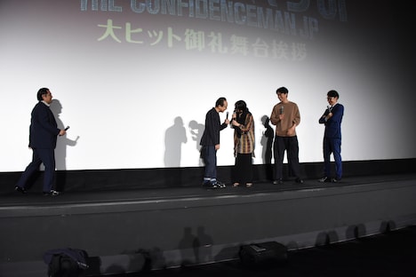 長澤まさみ(中央)にいじられ距離を取る小手伸也(左)。