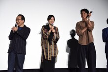 長澤まさみが映画「コンフィデンスマンJP」第2弾の製作決定を発表したときの様子。これは小日向文世（左）、東出昌大（右）にも知らされていなかった。