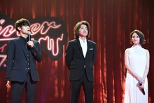左から窪田正孝、藤原竜也、玉城ティナ。