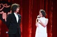 左から藤原竜也、玉城ティナ。