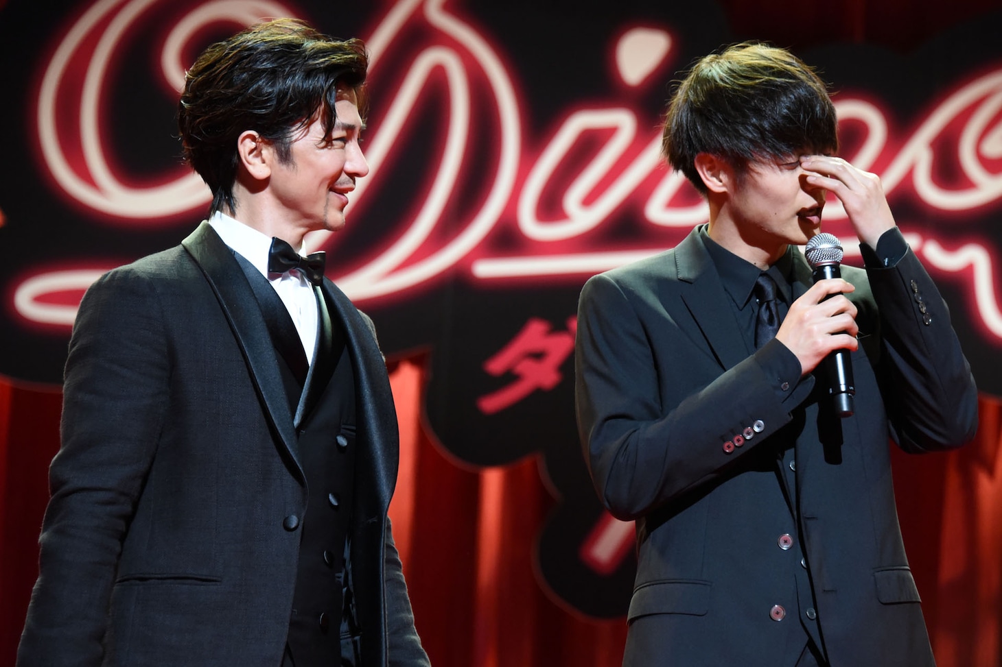 左から武田真治、窪田正孝。
