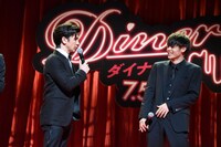 左から武田真治、窪田正孝。