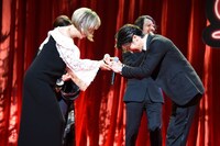 蜷川実花（左）に筋肉を返還する武田真治（右）。