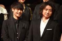 左から窪田正孝、藤原竜也。