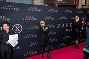 “Xポーズ”を披露するYOSHIKI。
