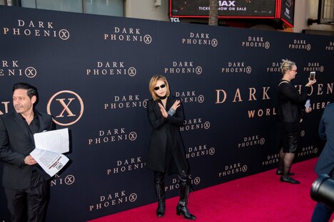 “Xポーズ”を披露するYOSHIKI。