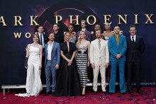 「X-MEN：ダーク・フェニックス」ワールドプレミアの様子。前列左からジェシカ・チャステイン、ジェームズ・マカヴォイ、ジェニファー・ローレンス、ソフィー・ターナー、マイケル・ファスベンダー、ニコラス・ホルト、サイモン・キンバーグ。後列左からタイ・シェリダン、エヴァン・ピーターズ、アレクサンドラ・シップ、コディ・スミット＝マクフィー、アンドリュー・ステリン、コタ・エバーハード。