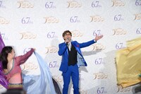 「フレンド・ライク・ミー」のイントロに合わせて登場した山寺宏一。