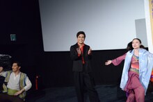 曲に合わせて登場する北村一輝。