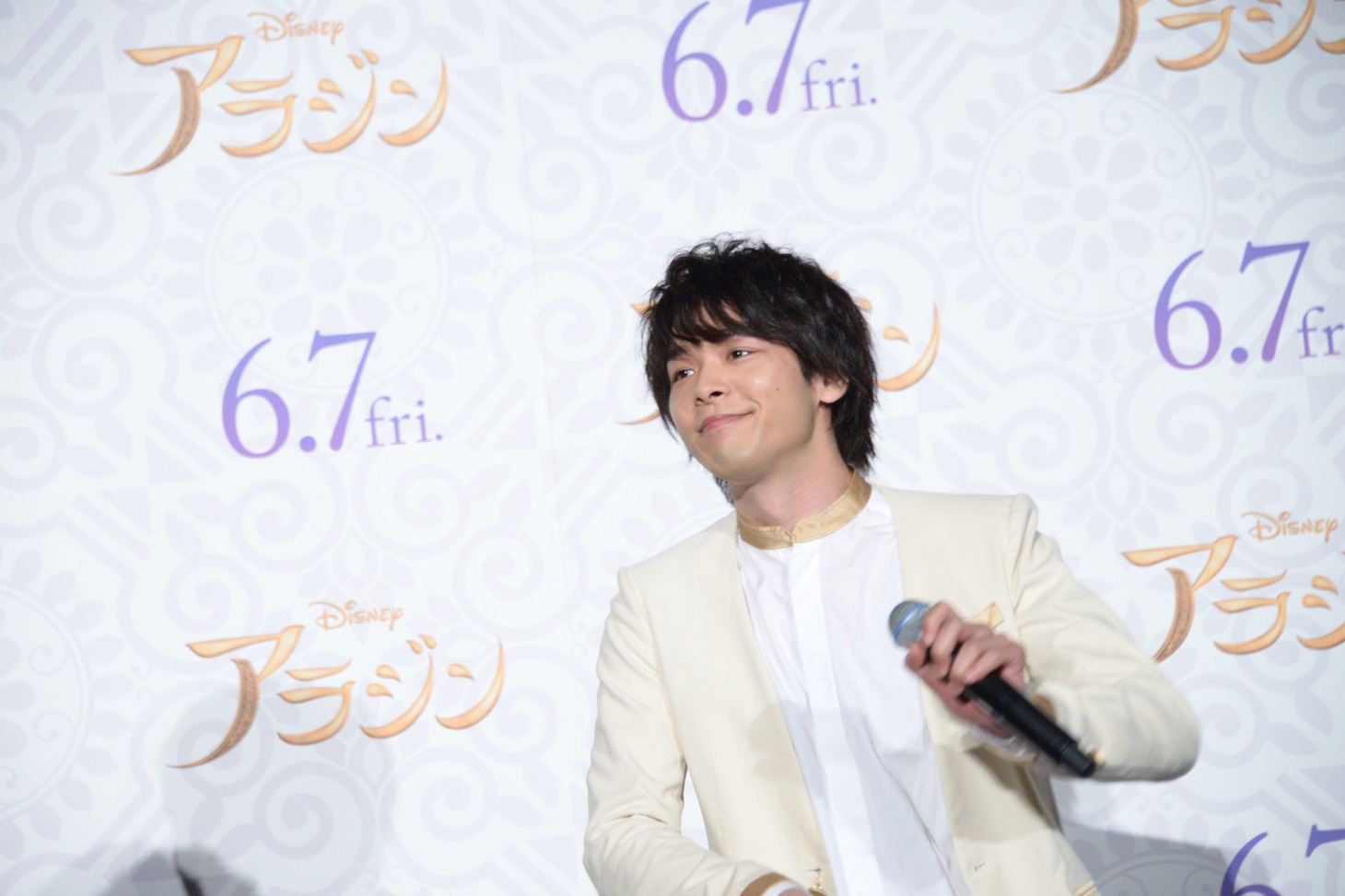 曲に合わせて踊る中村倫也。
