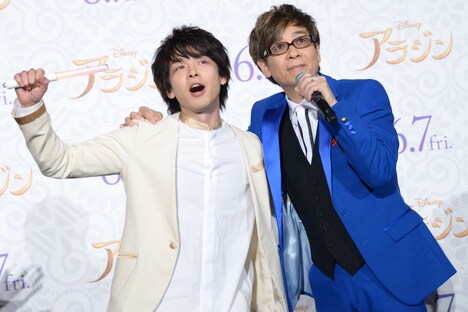 「アラジン」イベントにて、左から中村倫也、山寺宏一。