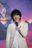 「ホール・ニュー・ワールド」を熱唱する中村倫也。