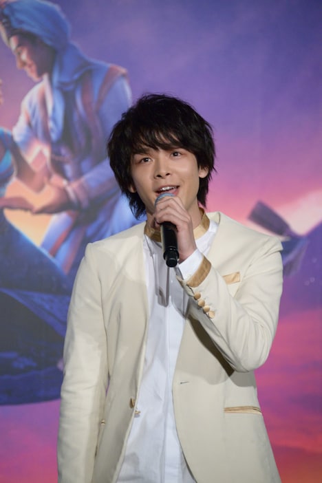 「ホール・ニュー・ワールド」を熱唱する中村倫也。