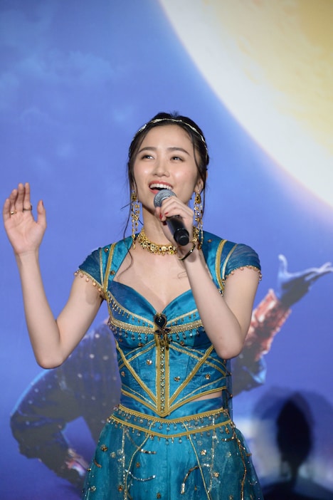 「ホール・ニュー・ワールド」を熱唱する木下晴香。