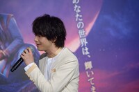 「ホール・ニュー・ワールド」を熱唱する中村倫也。