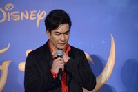 喉に手を当てながら「歌って緊張しますね」と発言する北村一輝。