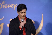 喉に手を当てながら「歌って緊張しますね」と発言する北村一輝。