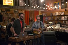 「ハーツ・ビート・ラウド たびだちのうた」メイキング写真。左からブレット・ヘイリー、ニック・オファーマン。