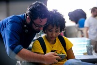 「ハーツ・ビート・ラウド たびだちのうた」メイキング写真。左からブレット・ヘイリー、カーシー・クレモンズ。