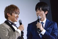 左から小林豊、岩永徹也。